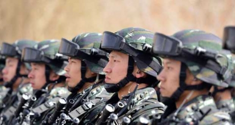 L’armée chinoise sera de la partie, avec une parade militaire regroupant 15 000 membres, 160 avions militaires, des bombardiers et diverses formations qui sillonneront les rues. 