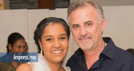Patrick Hofman, ex-commandant de bord belge d’Air Mauritius et son épouse mauricienne, Isabelle L’Olive se sont unis, civilement, à Port-Louis.