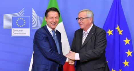 Le président de la Commission européenne Jean-Claude Juncker (D) accueille le Premier ministre italien Giuseppe Conte (G), à Bruxelles le 24 novembre 2018.