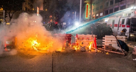 Une barricade enflammée à Hong Kong, le 29 septembre 2019.