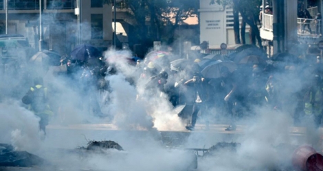 La police à Hong Kong tire du gaz lacrymogène sur des manifestants dans le quartier de Tsuen Wan, le 1er octobre 2019.