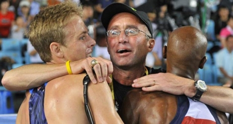 Accolade à trois entre l'entraîneur Alberto Salazar et ses athlètes Mo Farah (de dos) et Galen Rupp, à l'issue du 5.000 m des Mondiaux de Daegu, le 4 septembre 2011.