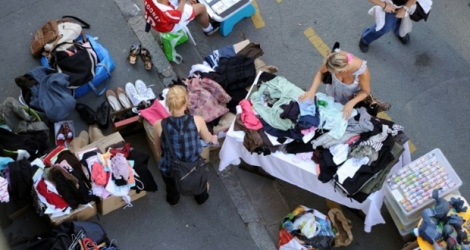 Des vêtements d'occasion vendus lors d'une braderie en septembre 2011 à Lille.