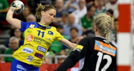 La handballeuse de Metz Manon Houette (g) arme son tir face à la gardienne Eline Fagerheim de Vipers Kristiansand en Ligue des chanpions, le 12 mai 2019 à Budapest Photo ATTILA KISBENEDEK. AFP