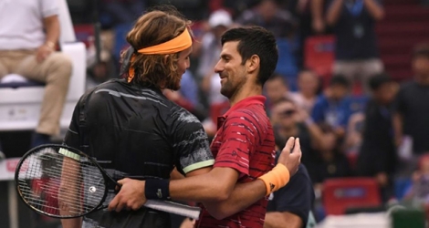 Novak Djokovic congratule Stefanos Tsitsipas vainqueur de leur duel au Masters 1000 de Shanghai, le 11 octobre 2019.