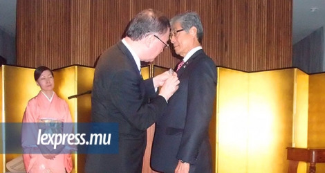 Georges Li Ying Pin a reçu sa décoration des mains de Yoshiharu Kato, ambassadeur du Japon à Maurice, lors d’une cérémonie organisée en sa résidence à Floréal le 11 juillet 2019.