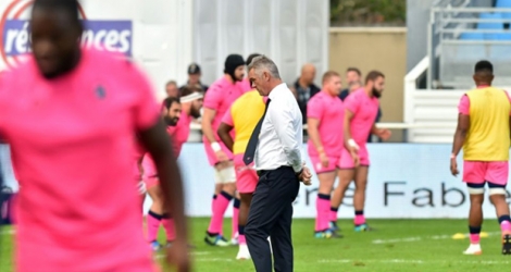 L'entraîneur sud-africain du Stade Français, Heyneke Meyer (c), avant le match de Top 14 à Castres, le 5 octobre 2019.