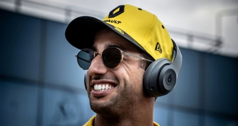 L'Australien Daniel Ricciardo écoute de la musique avant le GP de Hongrie, sur le circuit Mogyorod, le 4 août 2019.