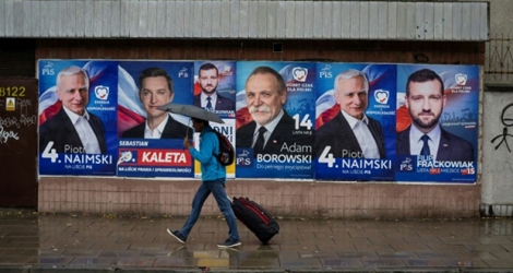 Des affiches électorales pour les élections législatives dans une rue de Varsovie (Pologne) le 9 octobre 2019.