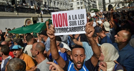 Des Algériens manifestent contre un projet de loi sur les hydrocarbures, le 13 octobre 2019 à Alger.