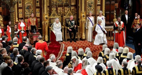 La reine Elizabeth II, au côté du prince Charles, s'apprête à prononcer le discours du Trône, le 14 octobre 2019 à Londres, lors de la rentrée parlementaire.