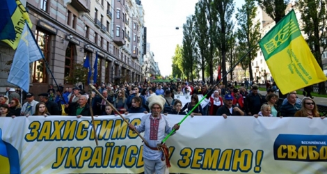 Des milliers de nationalistes ukrainiens défilaient à Kiev lundi 14 octobre 2019, accusant le président Zelensky de préparer une «capitulation» face aux séparatistes prorusses et Moscou dans le cadre du processus de paix.