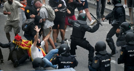 Heurts entre manifestants et policiers, le 14 octobre 2019 devant l'aéroport El Prat de Barcelone.
