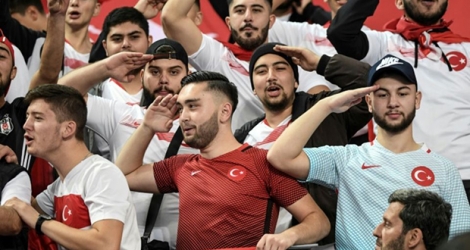 Des supporters turcs, avant le match contre la France, le 14 octobre 2019 au Stade de France.