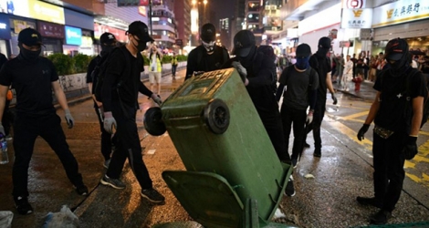 Des manifestants dressent une barricade dans le quartier de Kowloon à Hong Kong le 13 octobre 2019.