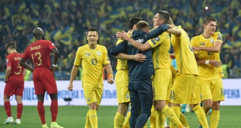 La joie des joueurs ukrainiens, qualifiés pour l'Euro-2020 après leur succès face au Portugal, le 14 octobre 2019 à Kiev.