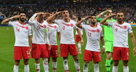 Les joueurs turcs effectuent un salut militaire après avoir égalisé contre les Bleus en qualif pour l'Euro-2020 au stade de France, le 14 octobre 2019.
