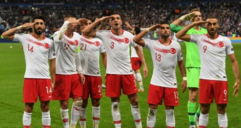 Des joueurs turcs ont reproduit un salut militaire lors du match contre la France qualificatif pour l'Euro-2020, au Stade de France le 14 octobre 2019.