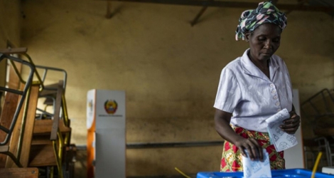 Une femme vote à Beira, au Mozambique, le 15 octobre 2019.