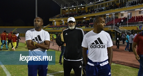 Akbar Patel (au centre) en compagnie de ses assistants, Colin Bell (à g.) et Nicolas Doro (à dr.), avait décroché l’argent aux Jeux des îles 2019 avec le Club M.