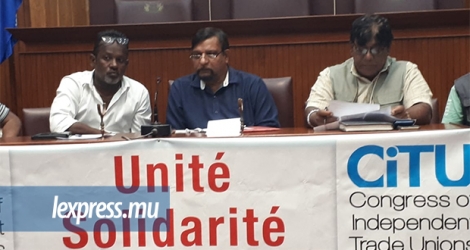 Dominique Marie, Deepak Benydin et Dewan Quedou, le secrétaire général, de la CITU (de gauche à droite), en conférence de presse ce vendredi 25 octobre.