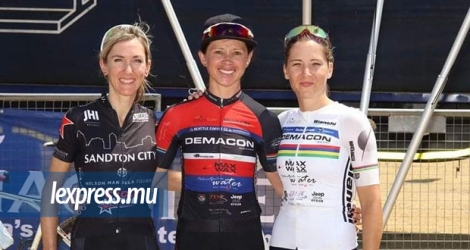Le podium de la «National Classic Cycle Race» avec Kimberley Lecourt (à dr.) aux côtés de Lynette Burger (au c.) et Joanna Van de Winkel.