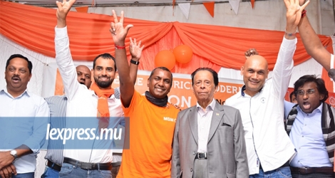 SAJ en compagnie des trois candidats de l’Alliance Morisien au no 13, Ismaël Rawoo (écharpe orange), Renganaden Padayachy et Kailesh Jagutpal.