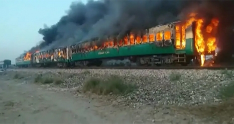 Au moins 65 personnes ont péri dans l'incendie qui s'est déclaré jeudi matin à bord d'un train de passagers au Pakistan.