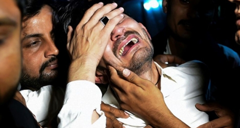 Un proche d'une victime de l'accident de train au Pakistan pleure pendant les funérailles, le 1er novembre 2019 à Mirpurkhas, dans le sud du pays.