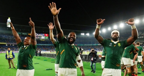 Les Springboks Bongi Mbonambi (g), Tendai Mtawarira (c) et leur capitaine Siya Kolisi après la victoire face aux Gallois en demies du Mondial, le 27 octobre 2019 à Yokohama.