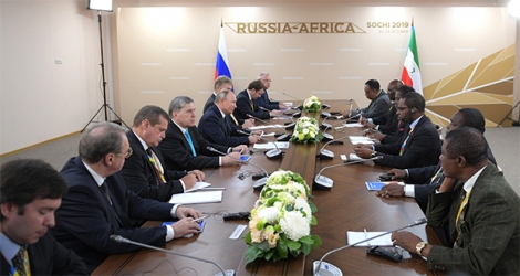 Lors du Sommet de Sotchi, le président russe s’est entretenu avec plusieurs dirigeants africains. Comme ici, avec le président de la Guinée Équatoriale, Teodoro Obiang Nguema Mbasogo.
