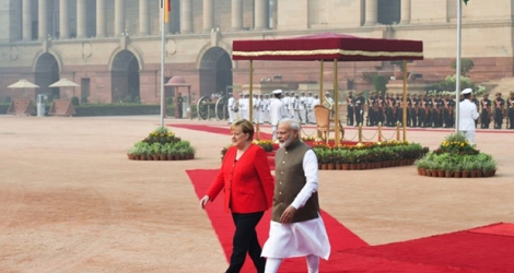 La chancelière allemande Angela Merkel, en compagnie du Premier ministre indien Narendra Modi le 1er novembre 2019 lors d'une visite à New Delhi, qui a coïncidé avec grave épisode de pollution atmosphérique.