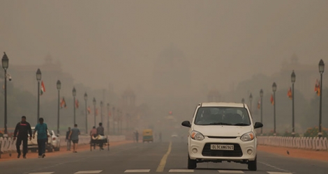 Chaque année au début de l'hiver, une conjonction de facteurs naturels (froid, vents faibles...) et humains (brûlis agricoles, émissions industrielles et automobiles, feux pour se réchauffer...) rend irrespirable l'air de New Delhi, l'une des villes les plus polluées de la planète.