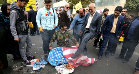 Des manifestants iraniens piétinent le drapeau des Etats-Unis à Téhéran le 4 novembre 2019.