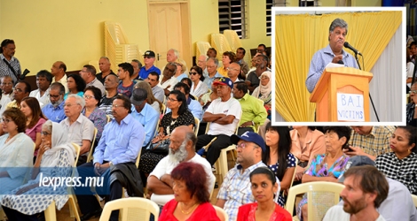 Le travailleur social Salim Muthy (à dr.) a tenu à préciser aux 200 personnes présentes au Rabita Hall hier qu’il n’a «aucune couleur politique».