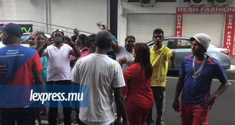 Une foule en colère s’est massée devant les locaux de la commission électorale quelques minutes avant la fermeture des centres de vote.