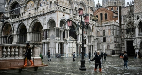 Des piétons sur la place Saint-Marc de Venise devant la basilique le 13 novembre 2019 après une acqua alta d'une ampleur exceptionnelle.