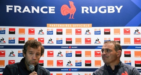 Le nouveau sélectionneur du XV de France Fabien Galthié (g) et le manageur général Raphaël Ibanez, en conférence de presse le 13 novembre 2019 à Montgesty.