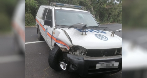 La voiture de police endommagée à Plaine-Champagne ce vendredi 15 novembre.
