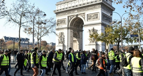 Des gilets jaunes lors d'une manifestation à Paris le 17 novembre 2018 contre la hausse du prix des carburants.