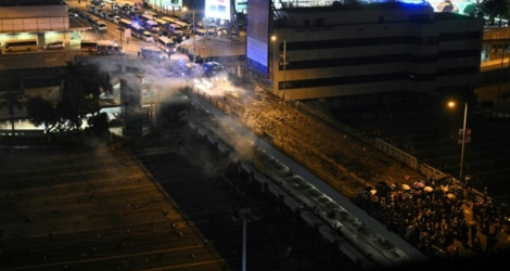 Un feu sur un pont près de l'université Polytechnique à Hong Kong le 17 novembre 2019.