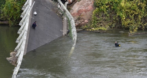 Des plongeurs près du pont qui s'est effondré le 18 novembre 2019 à Mirepoix-sur-Tarn.