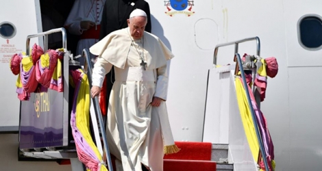 Le pape François à son arrivée à l'aéroport international de Don Mueang, le 20 novembre 2019 à Bangkok, en Thaïlande.