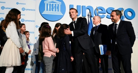 Emmanuel Macron entouré d'enfants sur la scène de l'Unesco, le 20 novembre 2019.