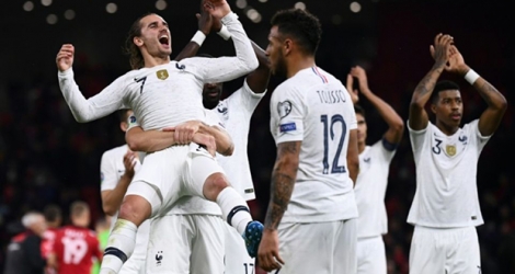 Les joueurs de l'équipe de France, heureux, après avoir assuré leur qualification pour l'Euro-2020 en dominant l'Albanie à Tirana, le 17 novembre 2019.