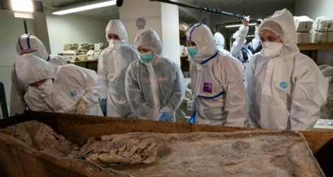 Photo fournie par la mairie de Bordeaux le 19 novembre 2019 d'experts scientifiques examinant une tombe dans le sous-sol du musée d'Aquitaine à Bordeaux qui pourrait contenir la dépouille du philosophe Montaigne.
