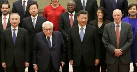 Le président chinois Xi Jinping (2e D), le vice-Premier ministre chinois Liu He (G), ancien ministre des Affaires étrangères américain Henry Kissinger (2e G), et l'ancien secrétaire du Trésor américain Henry Paulson (D) lors du «New Economy Forum», conférence organisée par le groupe de médias Bloomberg, à Pékin le 22 novembre 2019.