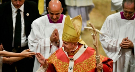 Le pape François salue des fidèles à l'issue d'une messe à la cathédrale de l'Assomption à Bangkok, le 22 novembre 2019.