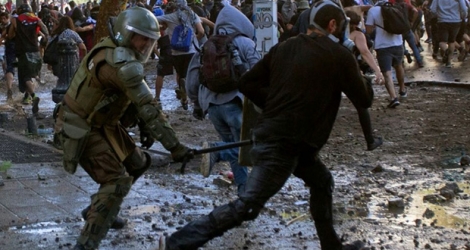 Heurts entre manifestants et policiers anti-émeutes à Santiago du Chili, le 19 novembre 2019.