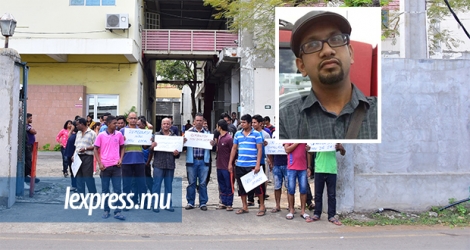 Manifestation des employés de Tara Knitwear en août. (En médaillon) Nabeel Islam, 34 ans, confie qu’il est dur de perdre son emploi en fin d’année.